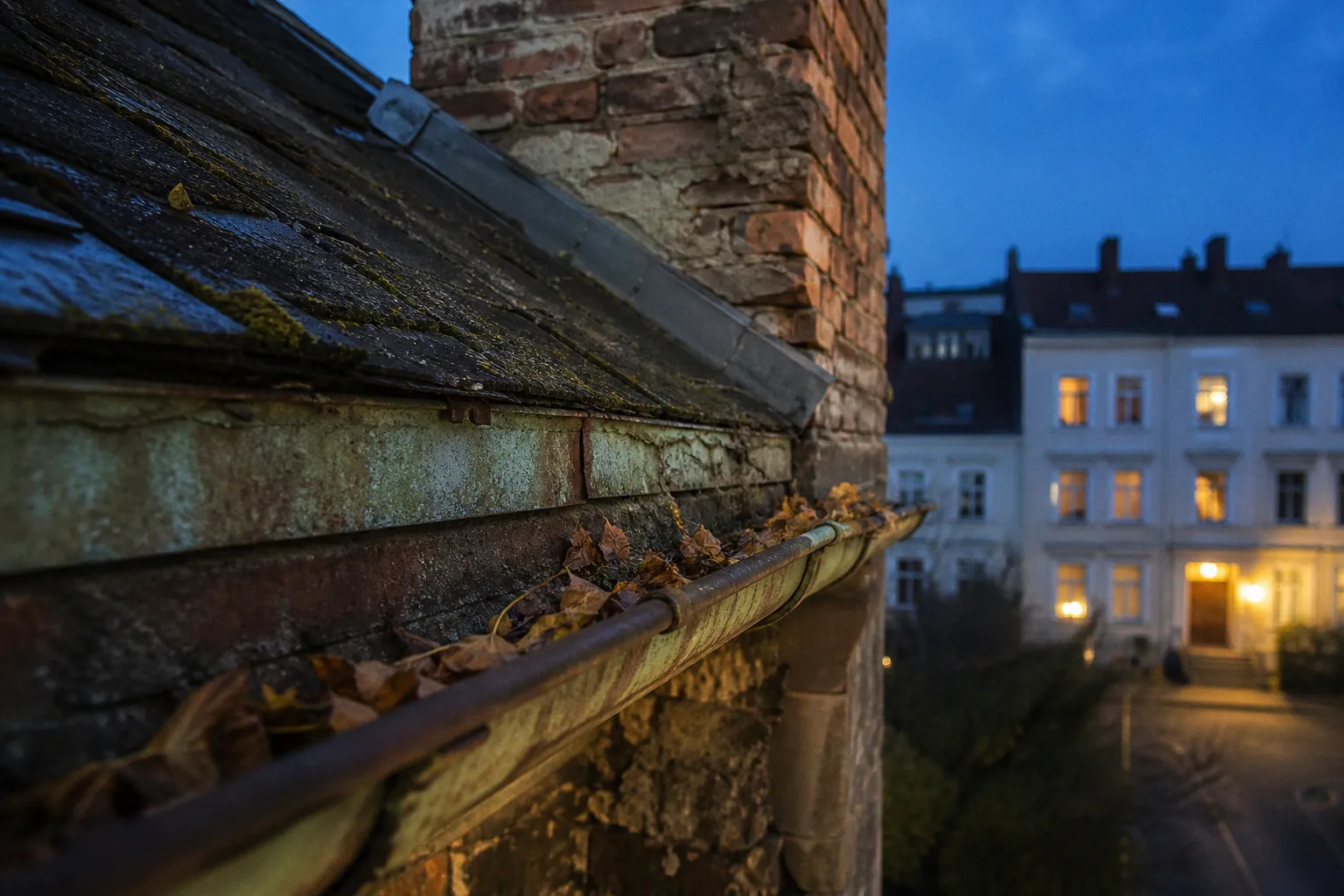 Dachsanierung im Altbau: Was die Kosten pro Quadratmeter treibt
